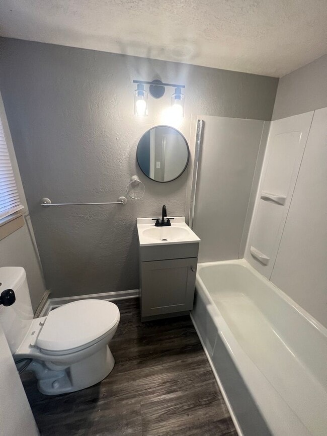 Building Photo - 2 Bed 1 Bath