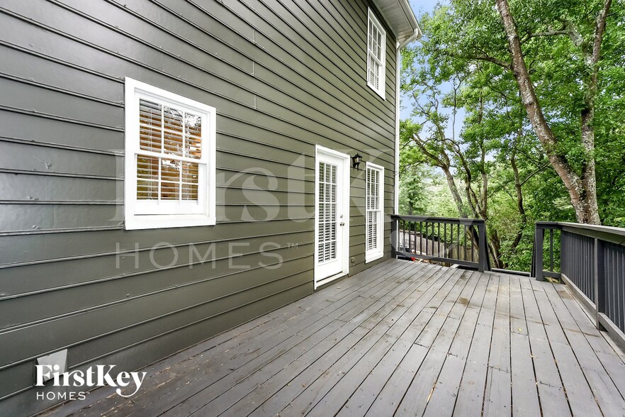 Building Photo - 1600 Brookview Cove