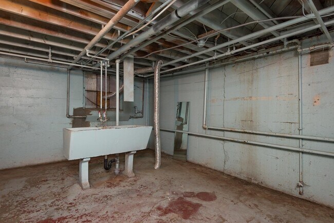 Building Photo - Vintage 2 Bedroom Townhouse