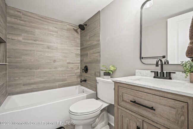 Building Photo - 7 Tulip Ln