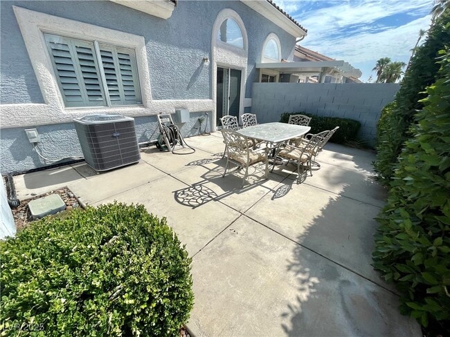 Building Photo - 8457 Pacific Fountain Ave