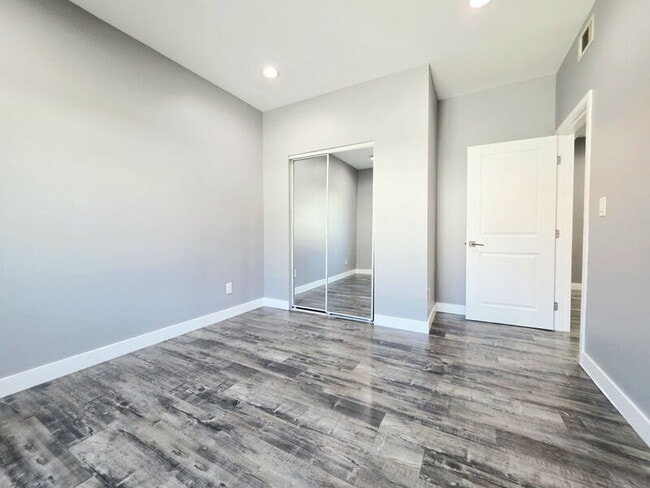 Building Photo - 631 W 83rd St