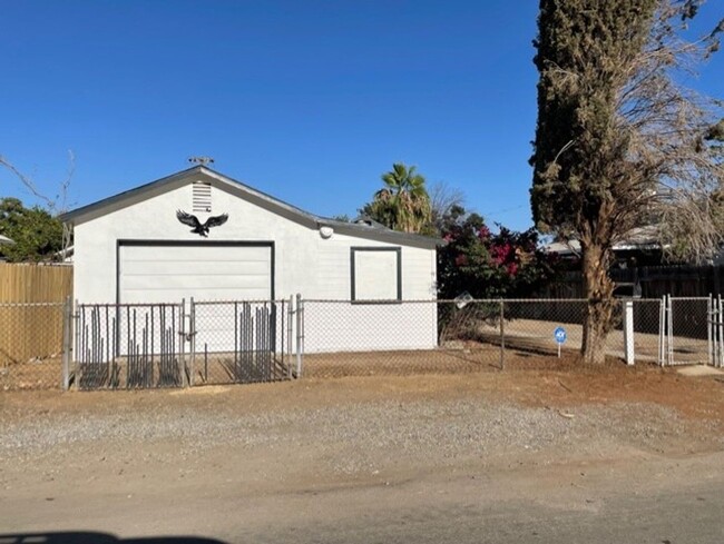 Building Photo - 2 Bedroom/1 Bath Home - $1395 per month!