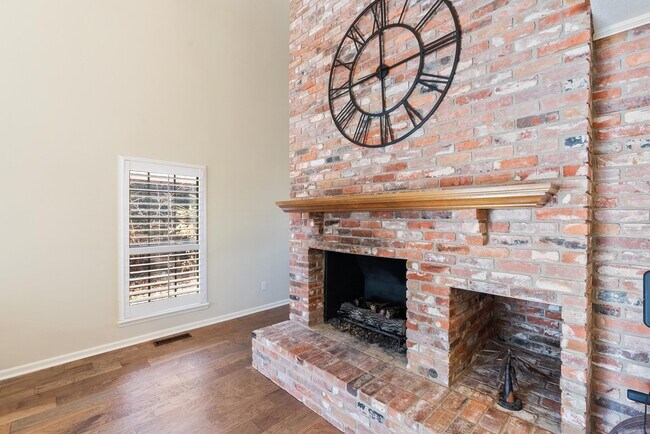 Building Photo - 7 Oak Tree Cir