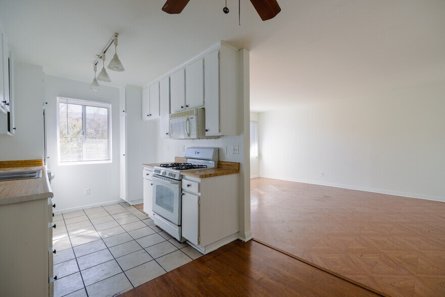Building Photo - 8800 Cedros Ave