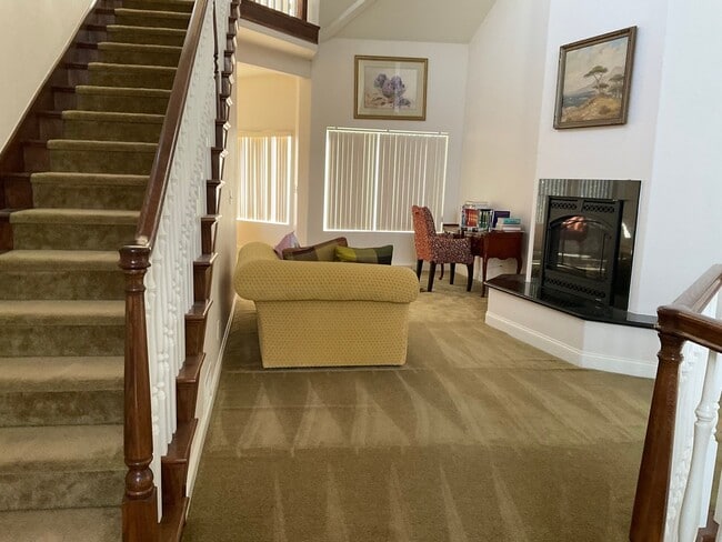 Building Photo - Spacious and Furnished 9 Bedroom House Near Cal State Fullerton