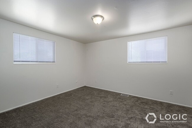 Building Photo - 1610 Ivy Cir