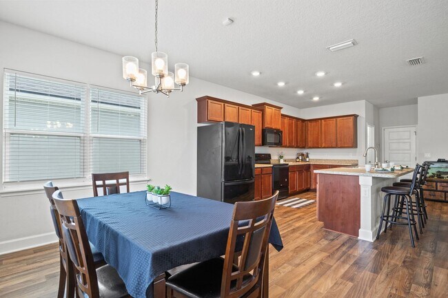 Building Photo - Stunning single-family 4bed/2.5 bath home