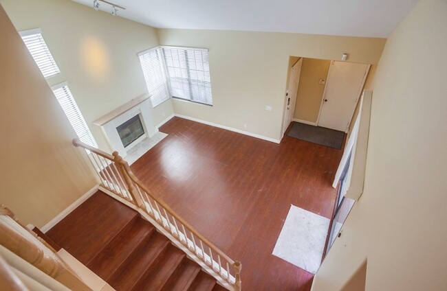 Building Photo - Charming Two Story 3 BR Home Available Mid June!