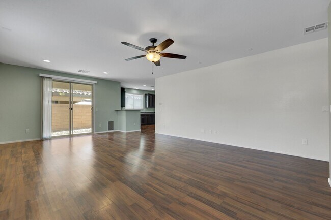 Building Photo - 3 bed/2.5 bath perfect corner home