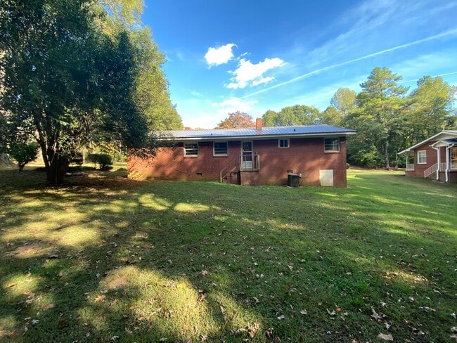 Building Photo - 1640 Lincoln Dr