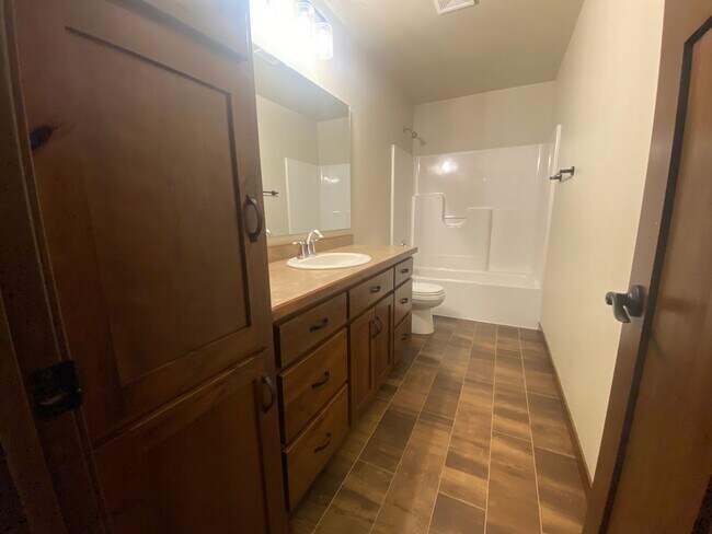 Building Photo - 3-Bed, 3-Bath Single Family Home in Moorhead!