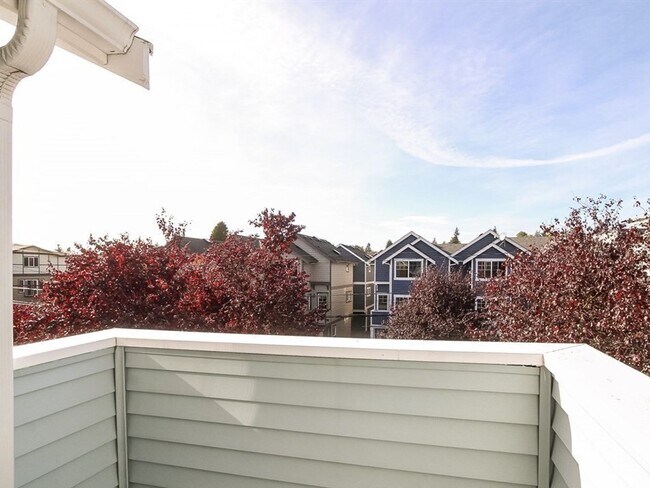 Building Photo - Fabulous Green Lake Townhome