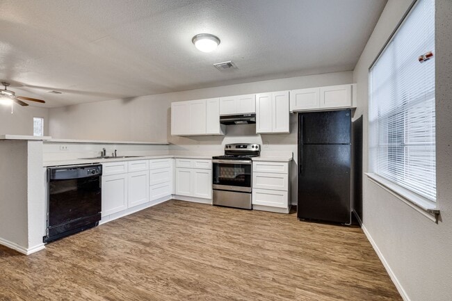 Building Photo - Uptown Townhome - 2BD / 2.5BA - Near Downt...