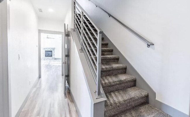 Building Photo - Perfect location 3 bed 2.5 bath Townhouse.