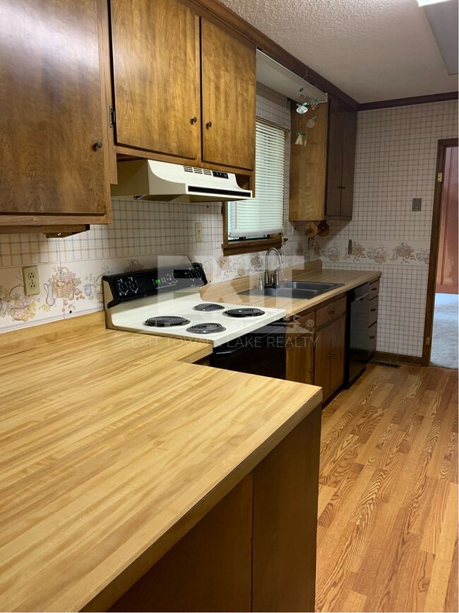 Building Photo - Lakeview Ranch Located in a Quiet Neighborhood