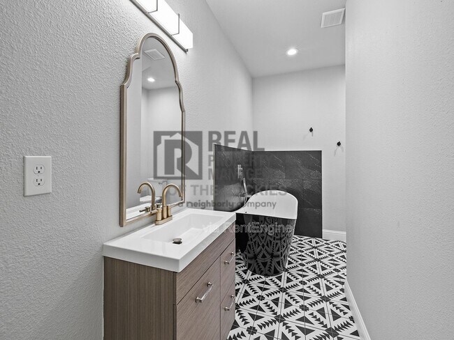 Building Photo - 1504 60th Ave