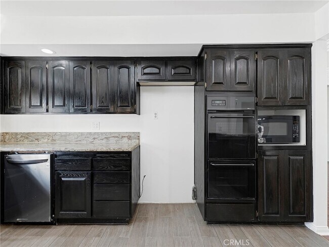 Building Photo - 10918 Reseda Blvd