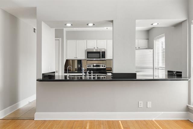 Building Photo - 5928 Sandhurst Ln