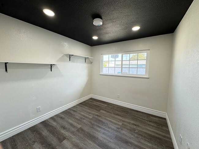 Building Photo - Beautiful 4Bd/2Ba Home w/Pool, Fully Fenced Large Backyard in Corona!