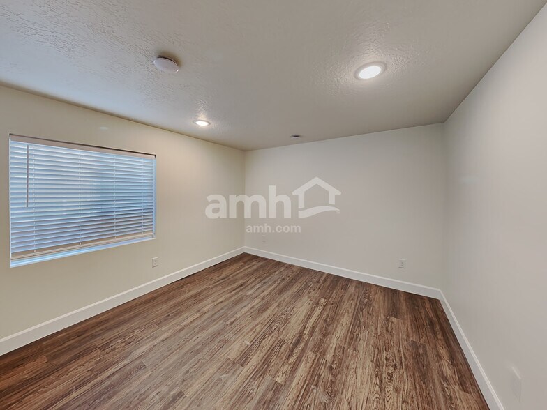 Building Photo - 4292 N Poplar St