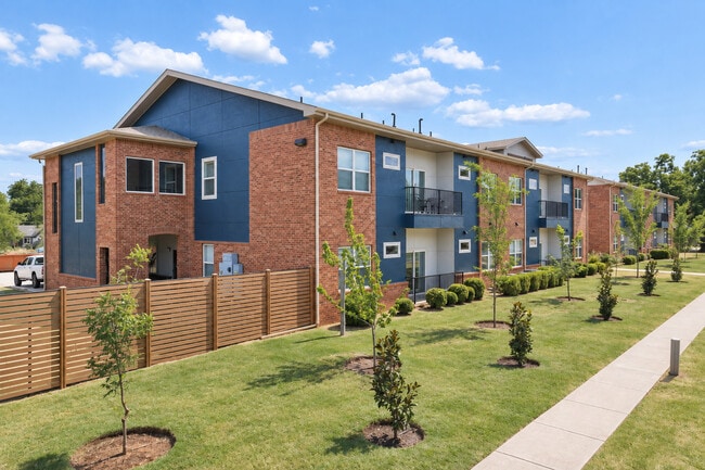Building Photo - 715 Monnett