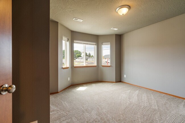 Building Photo - Charming Single-Level Home with Modern Com...