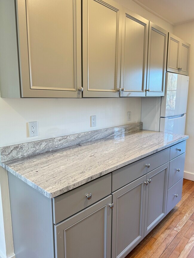 Building Photo - 142 Main St