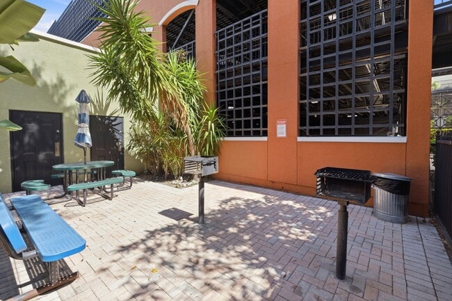 Building Photo - 1810 E Palm Ave