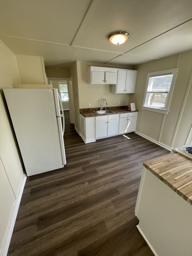 Building Photo - One Bedroom one Bathroom