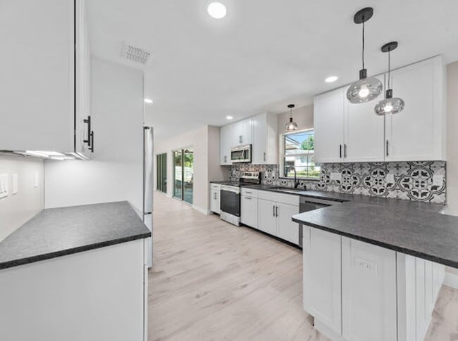 Building Photo - Completely Renovated 3/2 in Lake Conway Es...