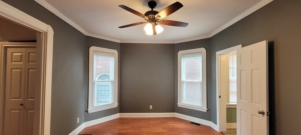 Living Room - 533 W Water St
