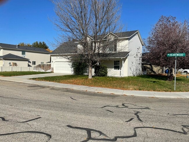Building Photo - Ready Now / 4 Bed PLUS Large BONUS ROOM and 2.5 BA great spacious home!