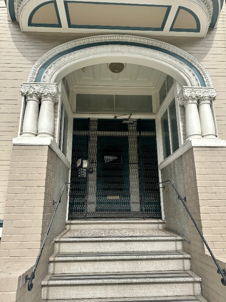 Building Photo - 774 7th Ave
