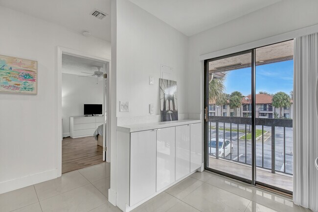 Building Photo - 300 E Club Cir