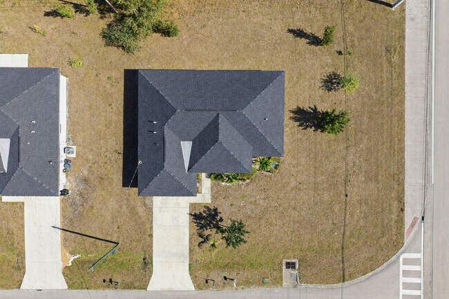 Building Photo - 4593 SW Bradbury St