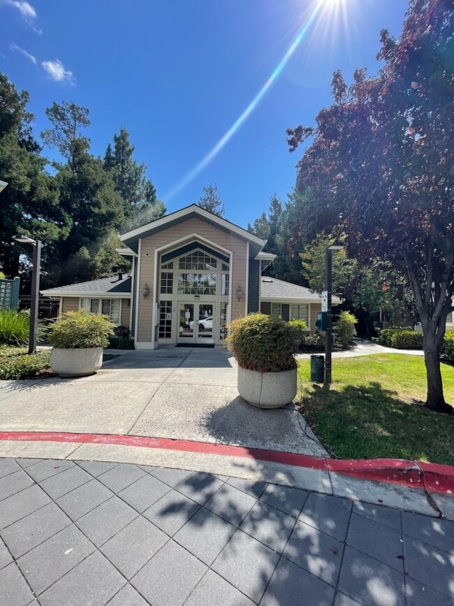 Building Photo - 2660 Somerset Park Cir