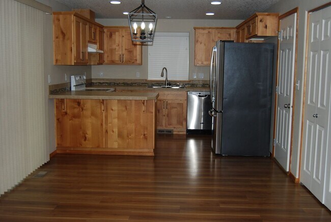 Building Photo - Well Maintained 3 Bedroom 2.5 Bath Newberg OR
