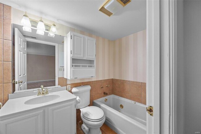 Building Photo - Condo in the Vibrant Clayton district!