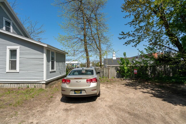 Building Photo - 2 BR Close to Medical Mile with hardwood f...