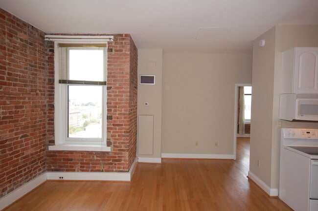 Building Photo - Top-Floor 1BR/1BA in Iconic Dupont Circle ...
