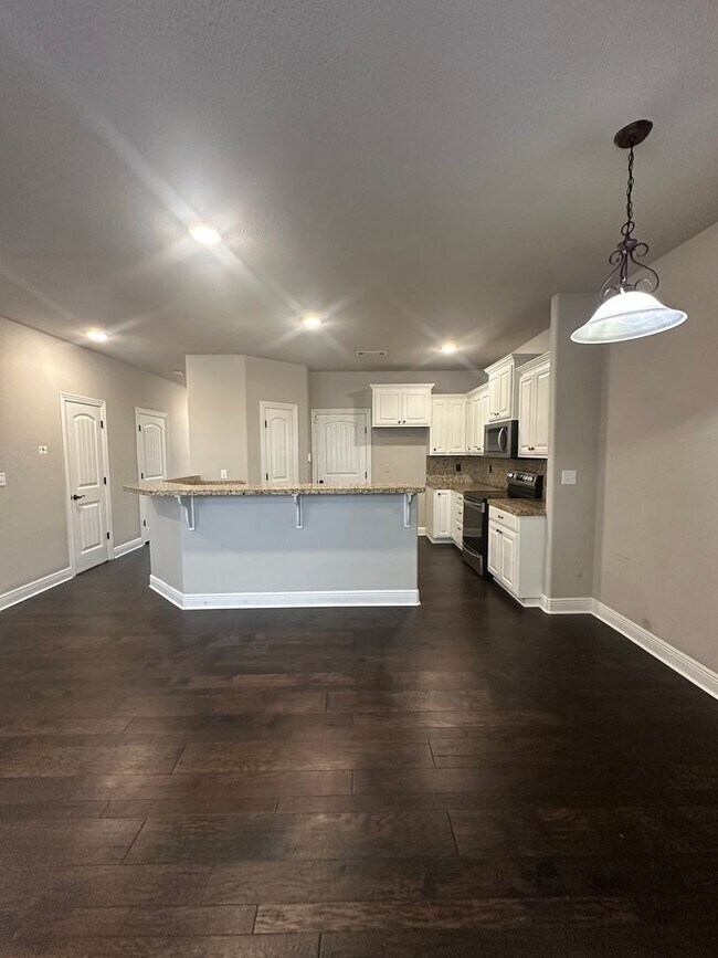 Building Photo - 5322 La Belle Town House