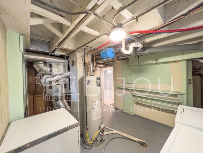 Building Photo - Located Close to Memorial Park!