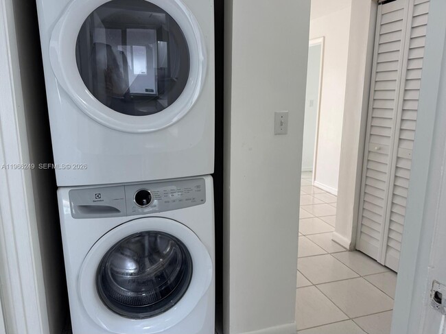 Building Photo - 2522 NE 184th Terrace