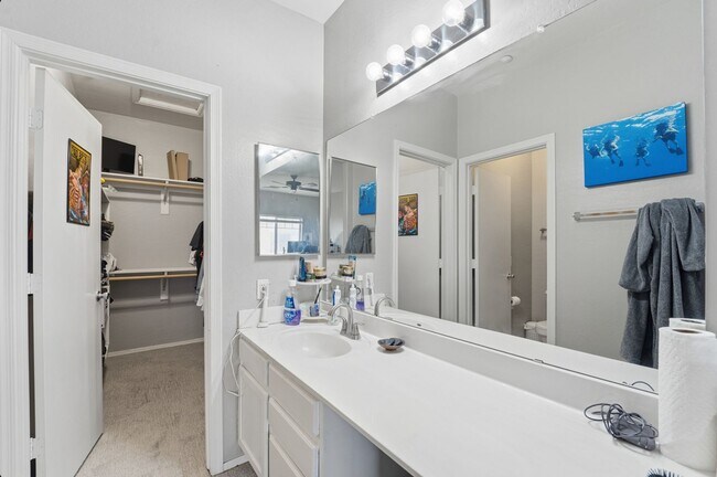 Building Photo - Bright 3-Bed Townhouse in Quiet Gated Community Near ASU