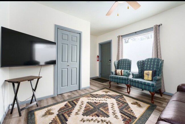 Building Photo - 708 Mills St