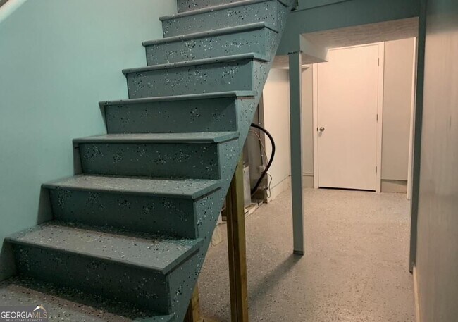 Building Photo - 19 Oak Hill Dr