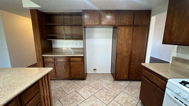 Building Photo - West Palmdale Home