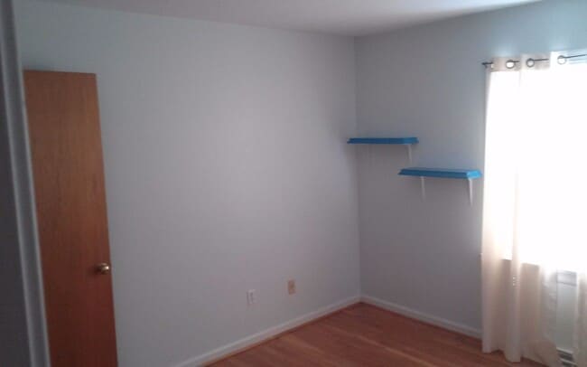 Building Photo - 3 bedroom 2 bath Tri-level Home In western...