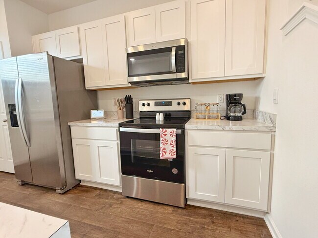 Building Photo - Furnished Townhome conveniently located!